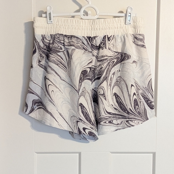 Athleta All Activity 3.5" Shorts - Marble - sz S - Picture 5 of 7